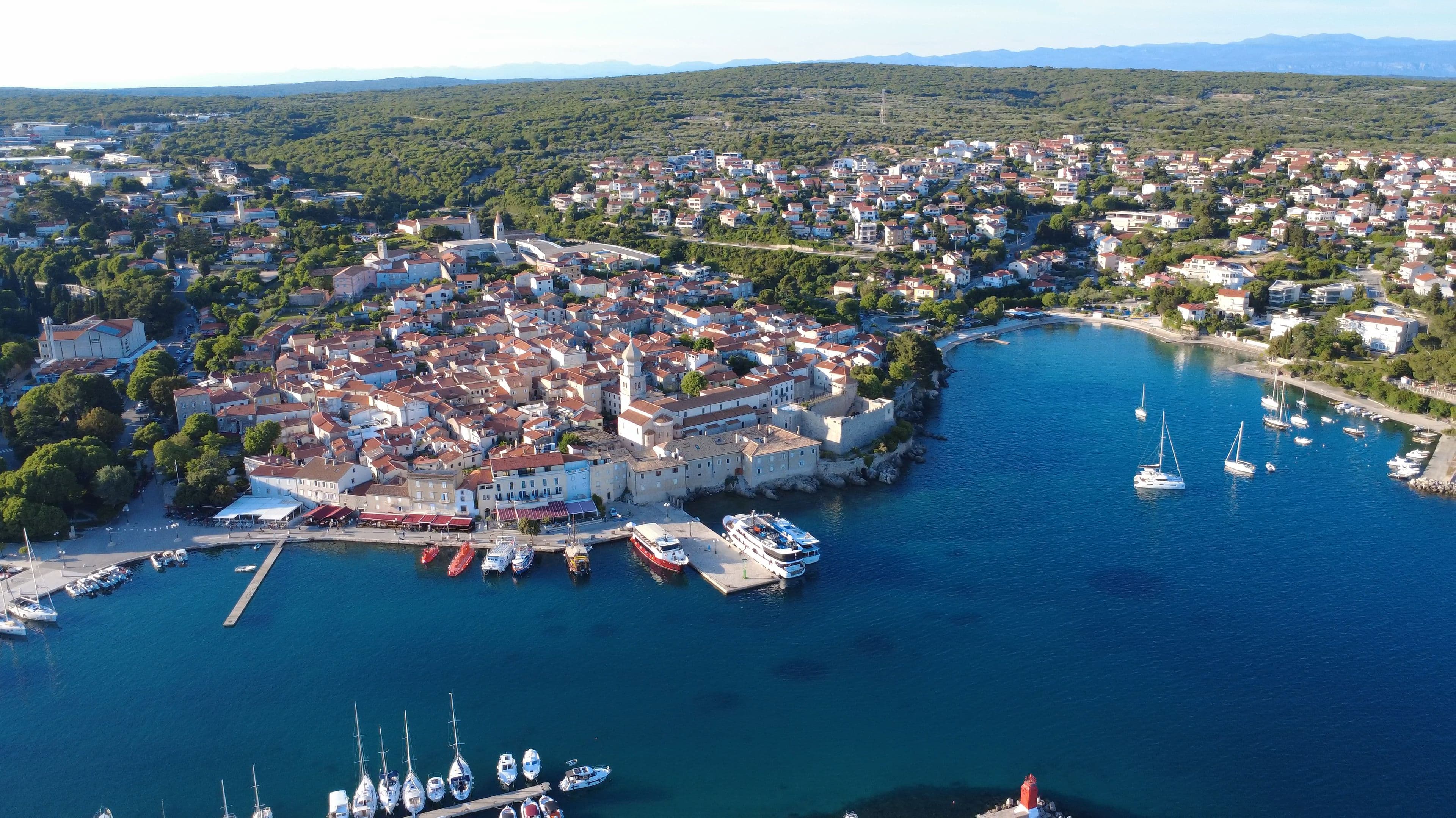 Snimka dronom grada Krk